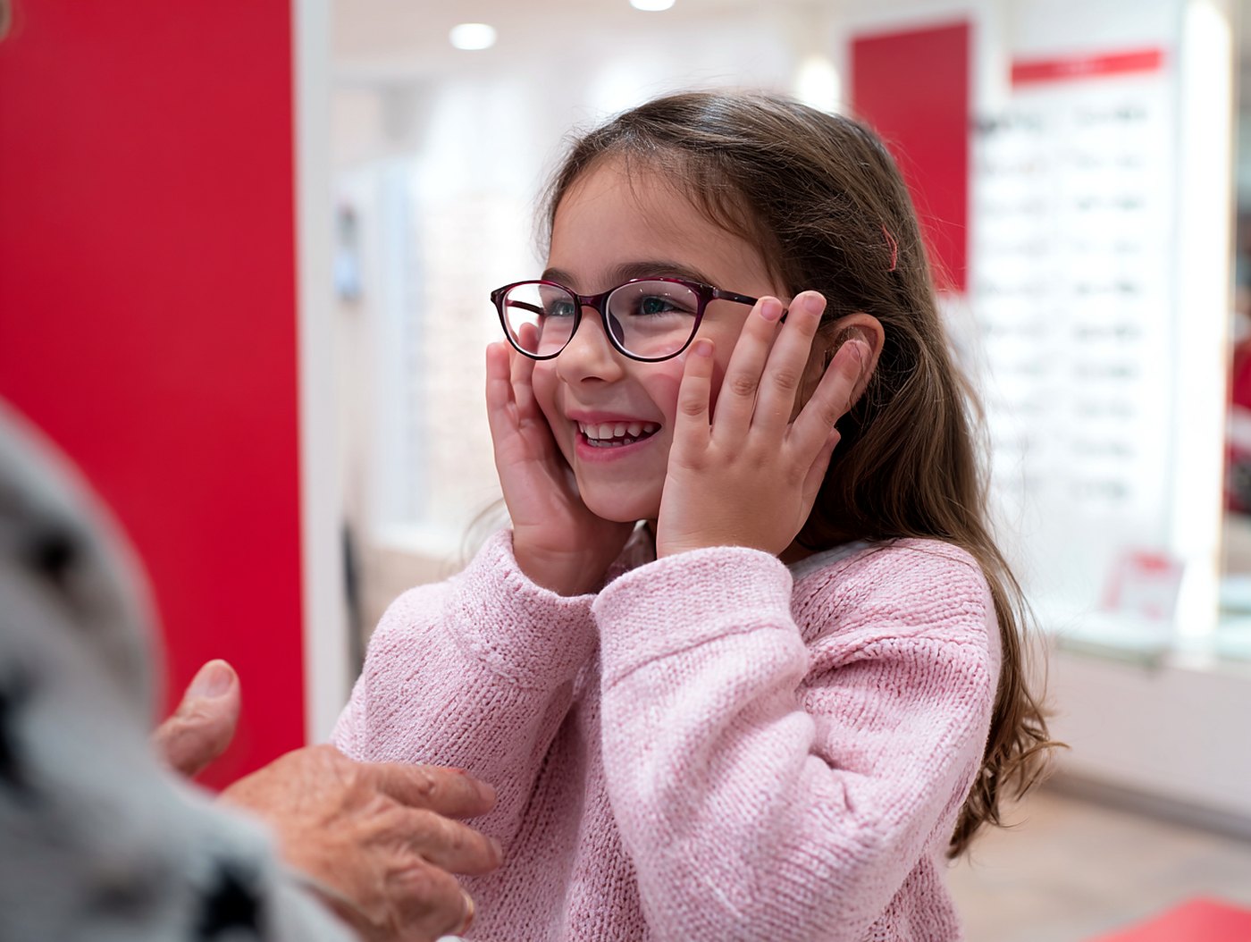 Niña con sus primeras gafas en Óptica Cremades